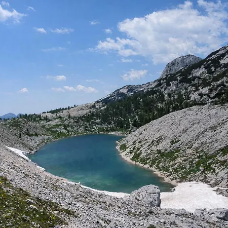 In Near Lift Nyaraló