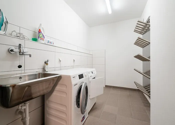 In Near Lift Nyaraló *