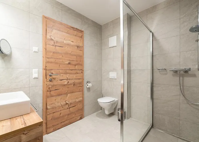 In Near Lift Nyaraló *